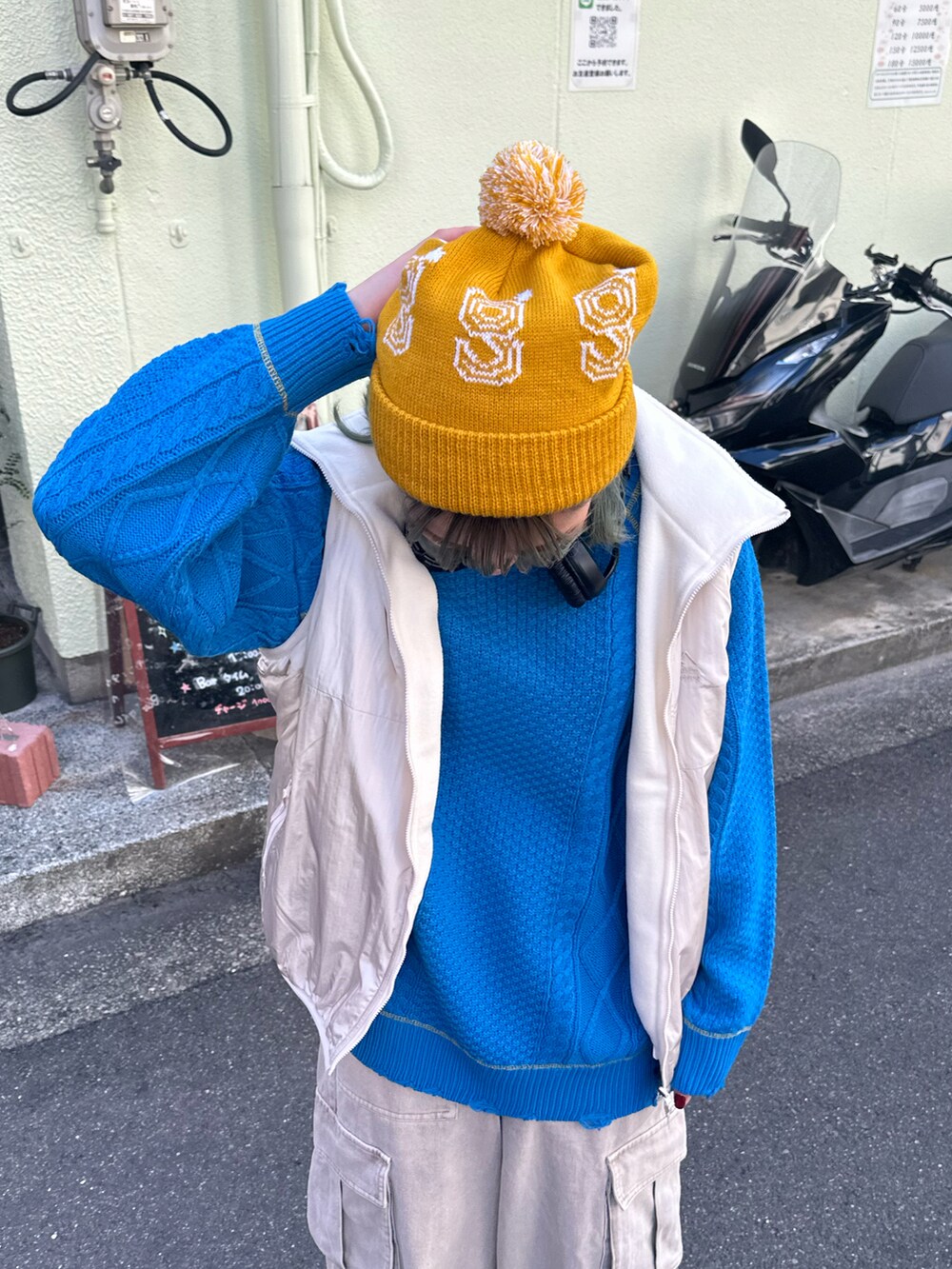 ブルー系のニット/セーター、ベージュ系のデニムパンツを着用したレディースの秋コーディネートの3枚目の写真