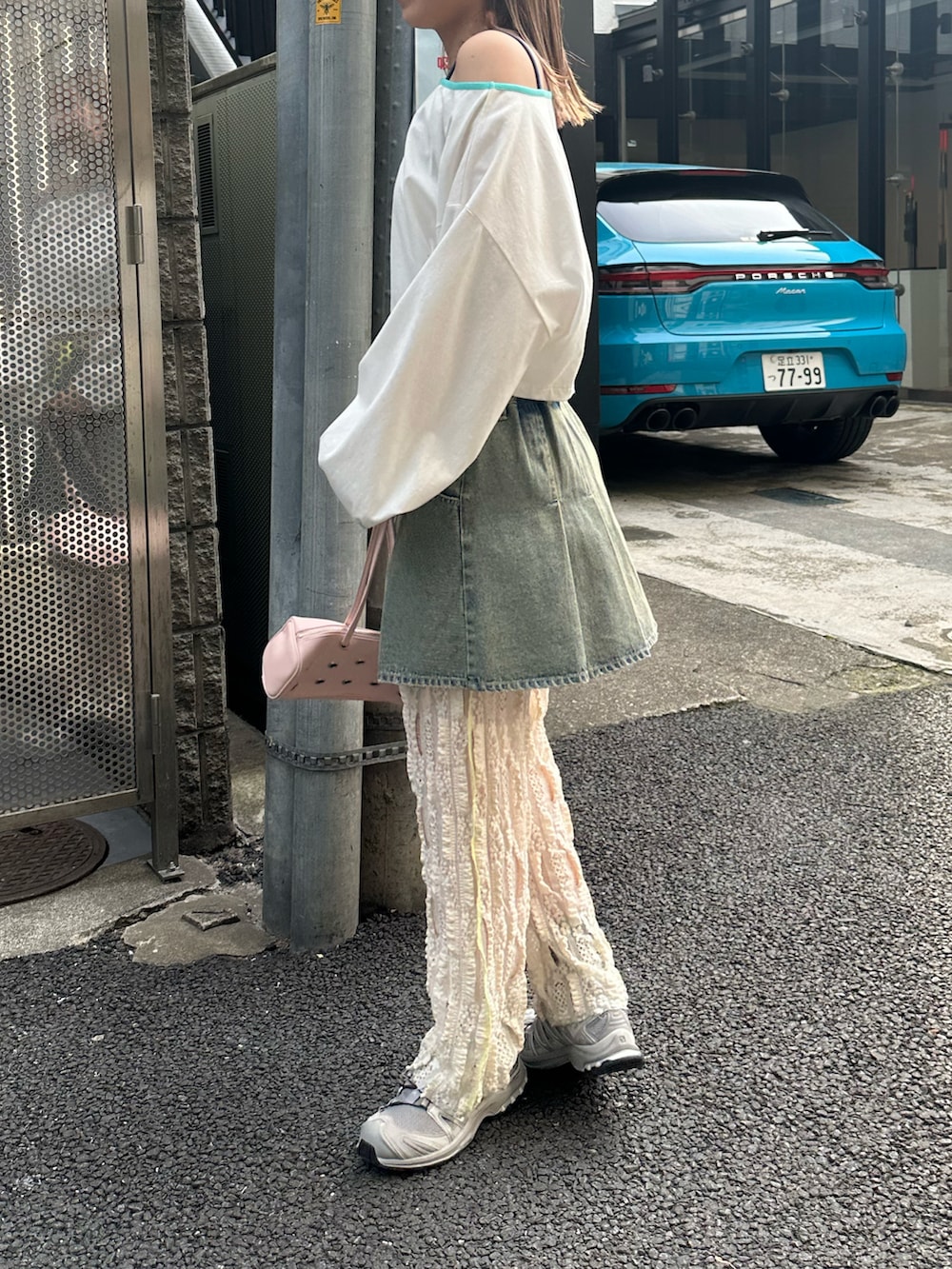 ホワイト系のTシャツ/カットソー、ホワイト系のその他パンツ、ブルー系のデニムスカートを着用したレディースの春コーディネートの2枚目の写真