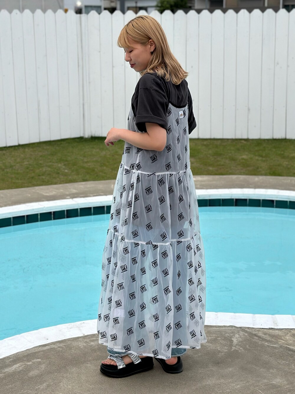 ホワイト系のワンピースを着用したレディースの春コーディネートの2枚目の写真