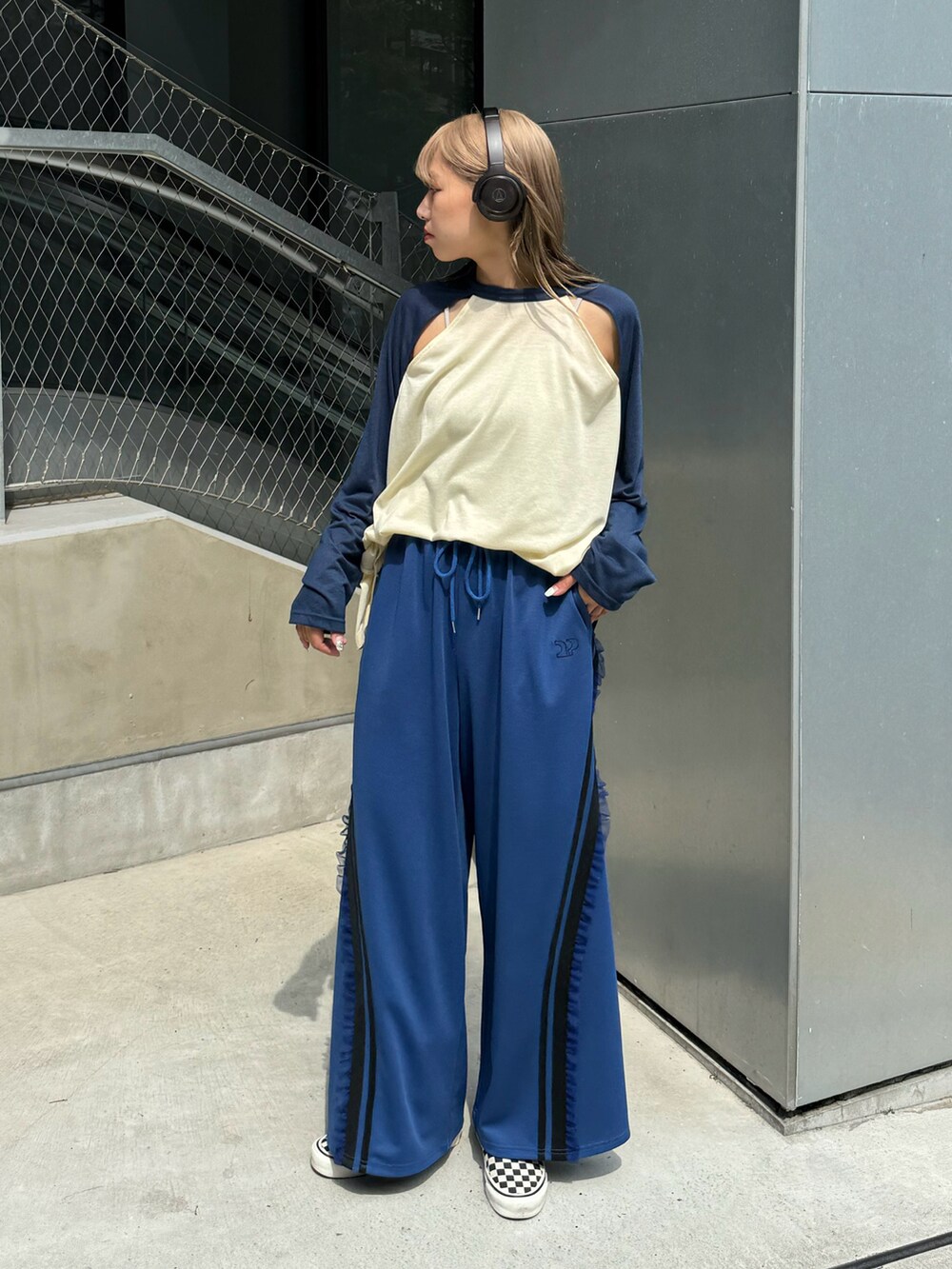 ブルー系のTシャツ/カットソーを着用したレディースの夏コーディネートの2枚目の写真