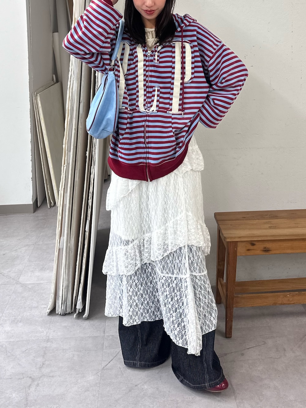 ブルー系のパーカー、ホワイト系のスカートを着用したレディースの春コーディネートの2枚目の写真