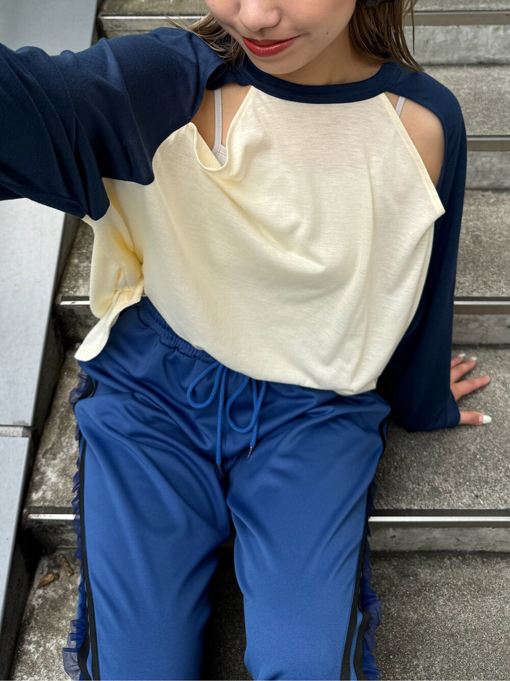 ブルー系のTシャツ/カットソーを着用したレディースの夏コーディネートの3枚目の写真