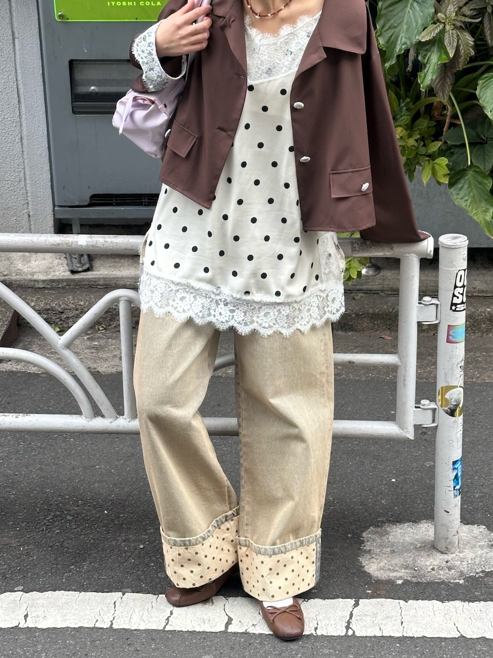 ブラウン系のデニムパンツを着用したレディースの冬コーディネートの2枚目の写真