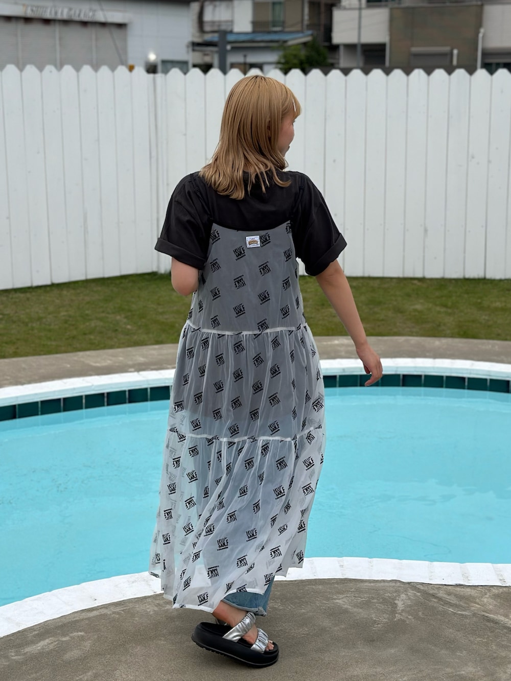 ホワイト系のワンピースを着用したレディースの春コーディネートの3枚目の写真