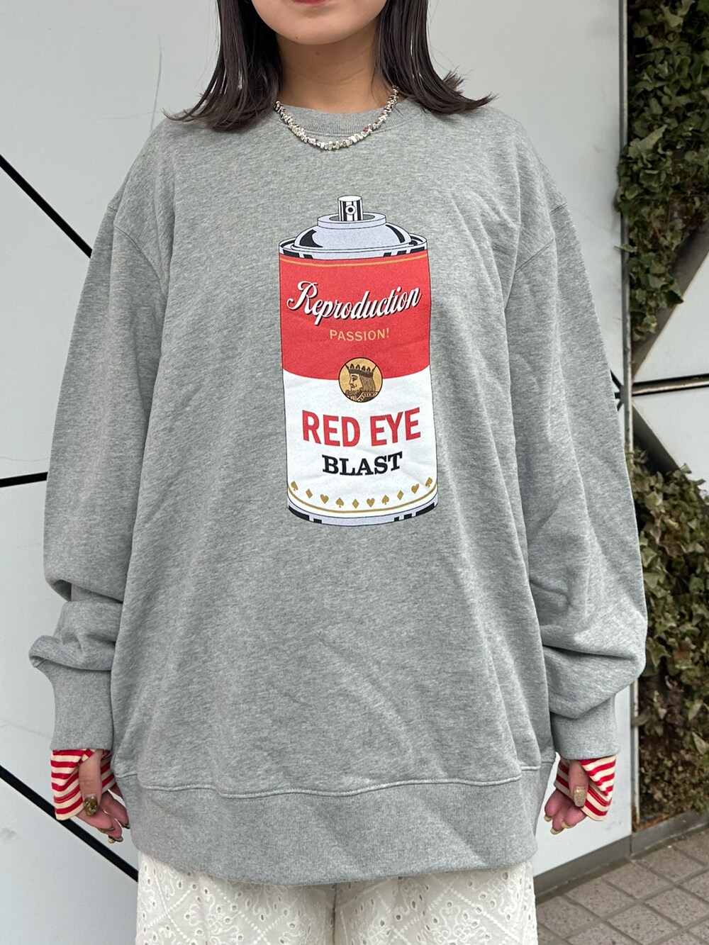 ホワイト系のその他パンツ、グレー系のスウェットを着用したレディースの冬コーディネートの4枚目の写真