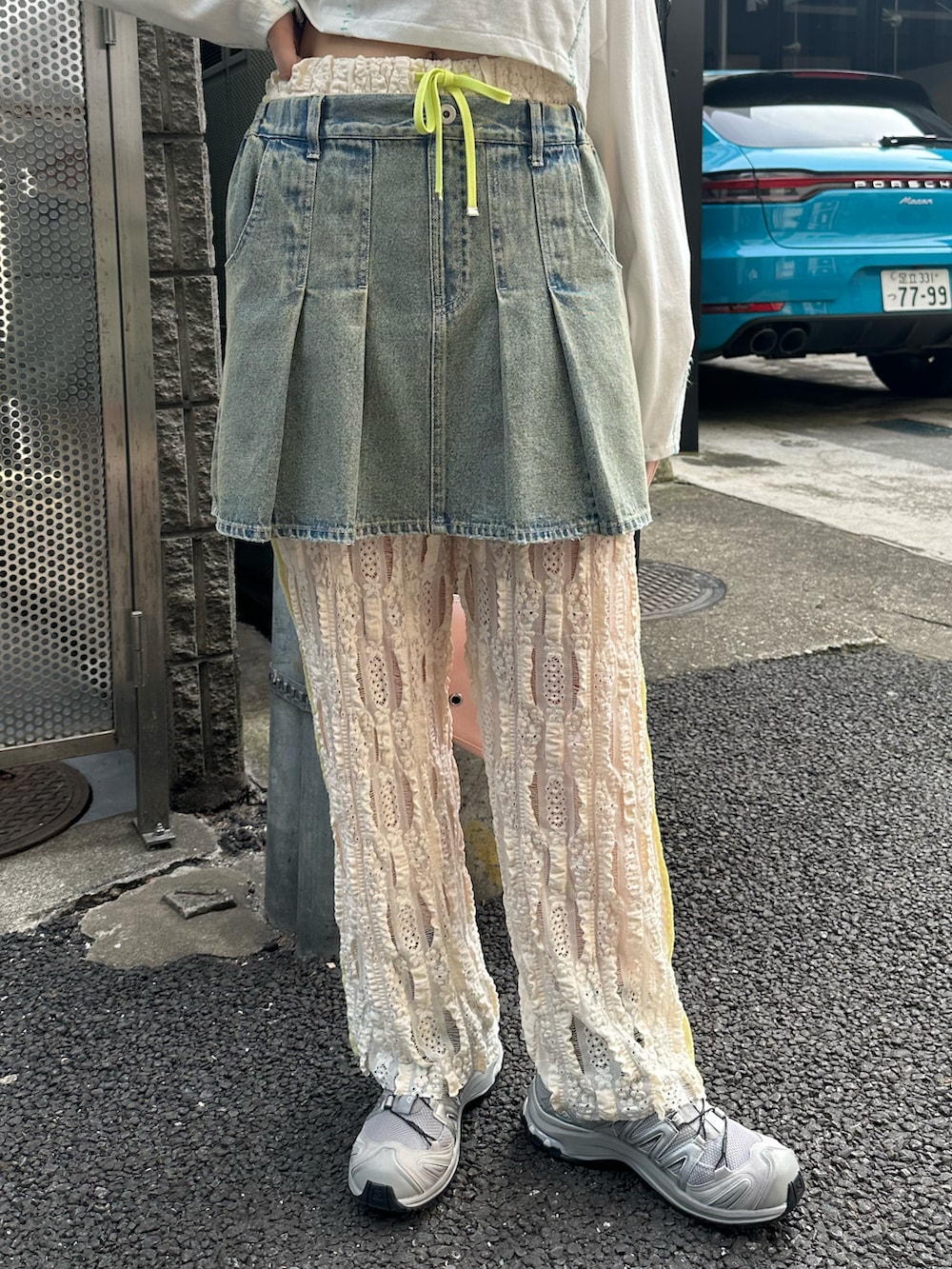 ホワイト系のTシャツ/カットソー、ホワイト系のその他パンツ、ブルー系のデニムスカートを着用したレディースの春コーディネートの5枚目の写真