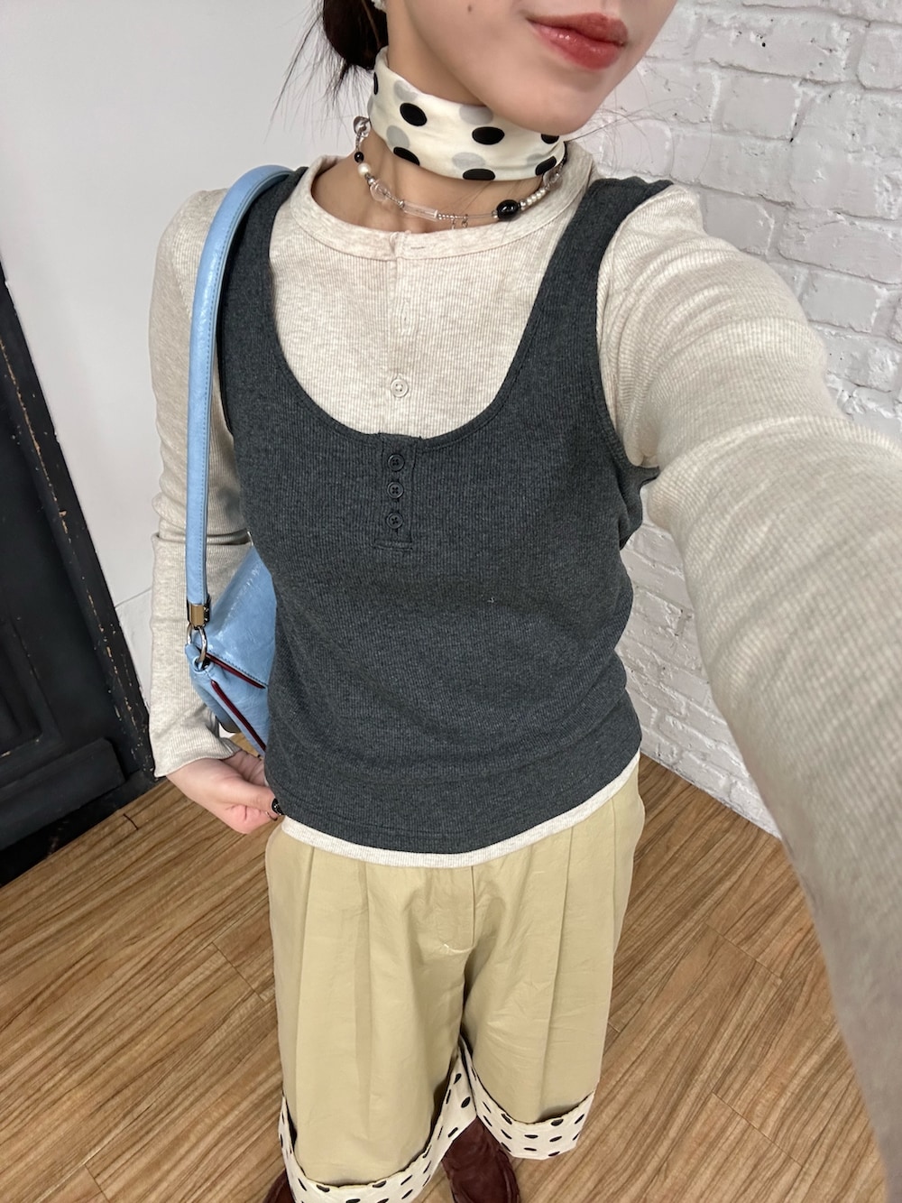 ベージュ系のその他パンツ、ブルー系のトートバッグを着用したレディースの春コーディネートの2枚目の写真