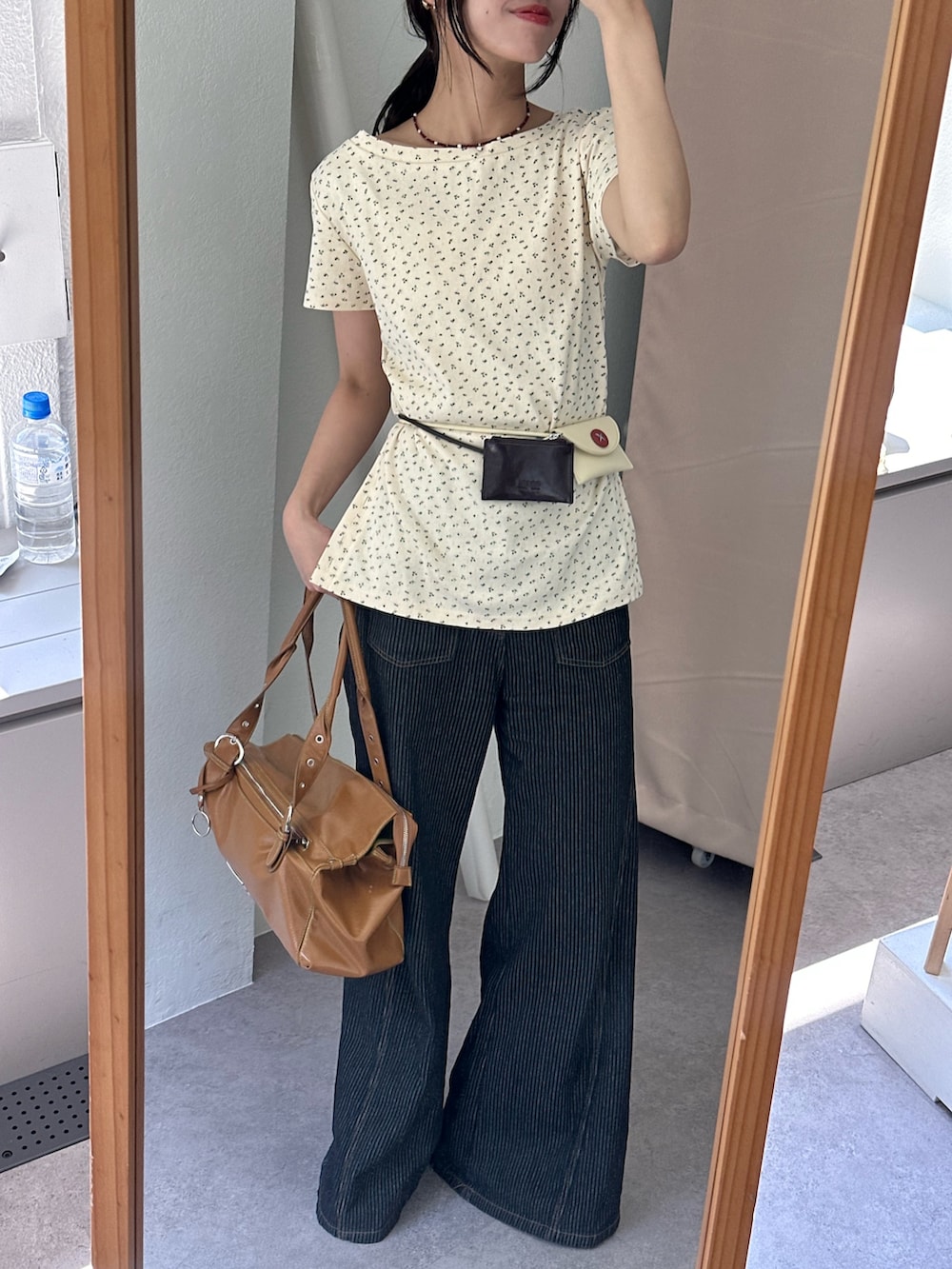 ホワイト系のTシャツ/カットソー、ホワイト系のボディバッグ/ウエストポーチ、ブラウン系のトートバッグを着用したレディースの夏コーディネートの2枚目の写真