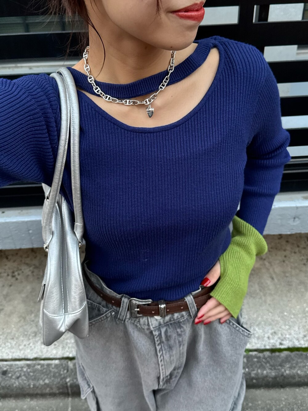 ブルー系のニット/セーター、ブラック系のデニムパンツを着用したレディースの冬コーディネートの2枚目の写真