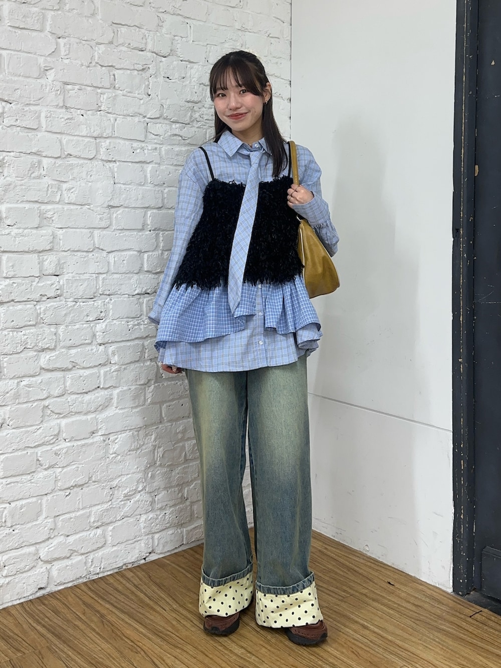 ブルー系のシャツ/ブラウス、ブルー系のデニムパンツを着用したレディースの春コーディネートの2枚目の写真