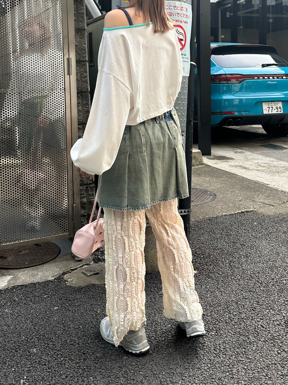 ホワイト系のTシャツ/カットソー、ホワイト系のその他パンツ、ブルー系のデニムスカートを着用したレディースの春コーディネートの3枚目の写真