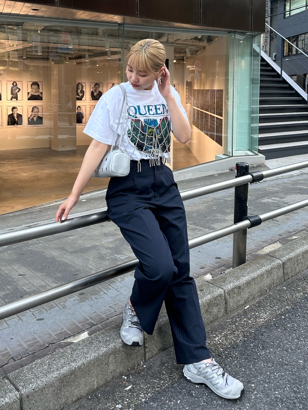 その他のTシャツ/カットソー、シルバー系のキャミソール、シルバー系のバッグを着用したレディースの春コーディネートの3枚目の写真