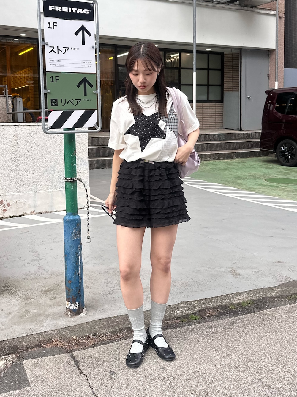 ホワイト系のTシャツ/カットソーを着用したレディースの春コーディネートの2枚目の写真