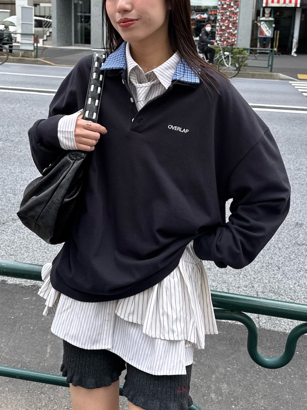 ブラック系のブーツ、ブラック系のボストンバッグ、ブルー系のTシャツ/カットソーを着用したレディースの春コーディネートの2枚目の写真