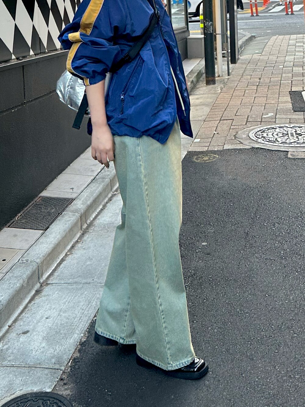 ブルー系のデニムパンツ、ブルー系のナイロンジャケットを着用したレディースの冬コーディネートの3枚目の写真