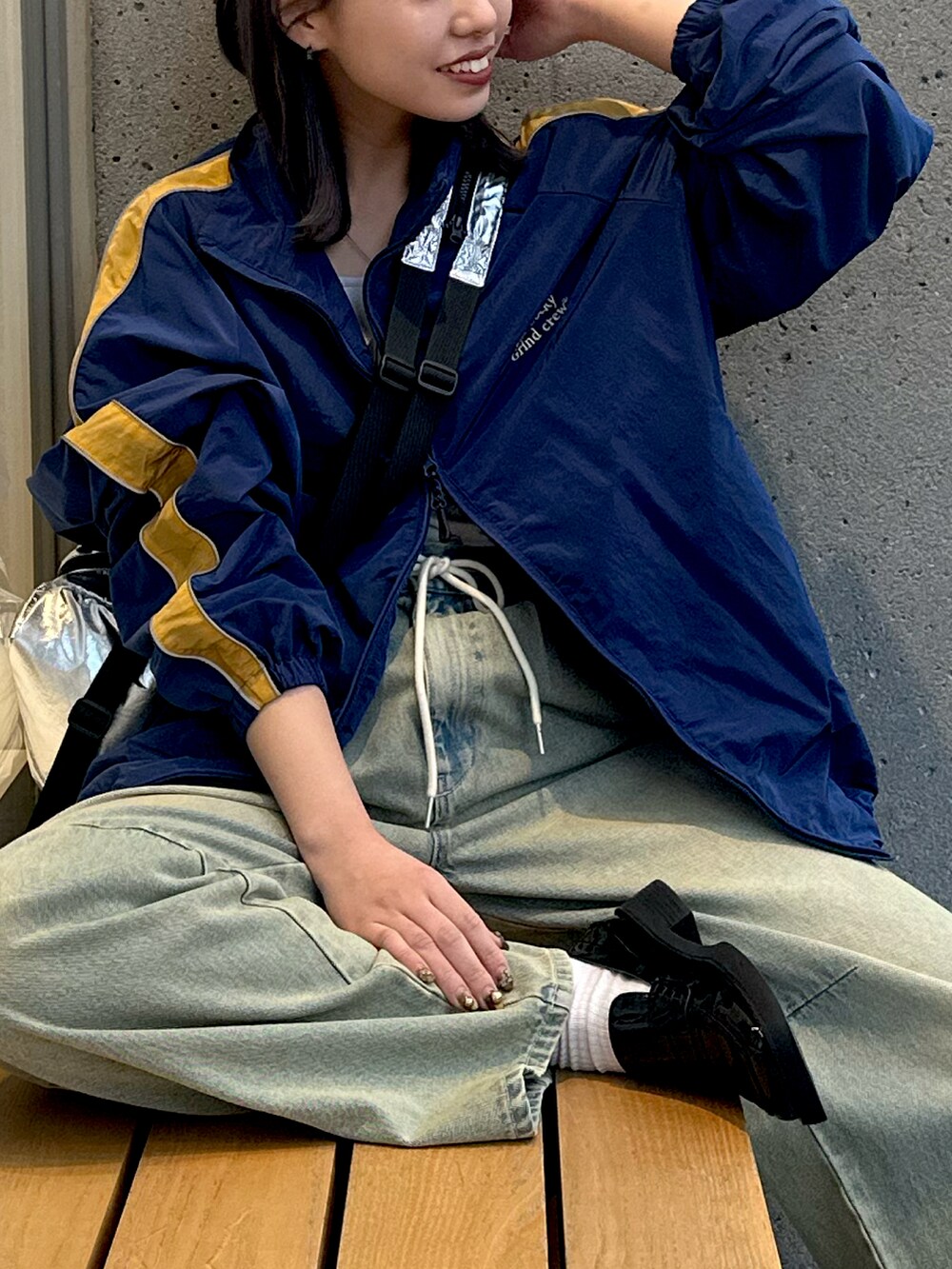 ブルー系のデニムパンツ、ブルー系のナイロンジャケットを着用したレディースの冬コーディネートの4枚目の写真