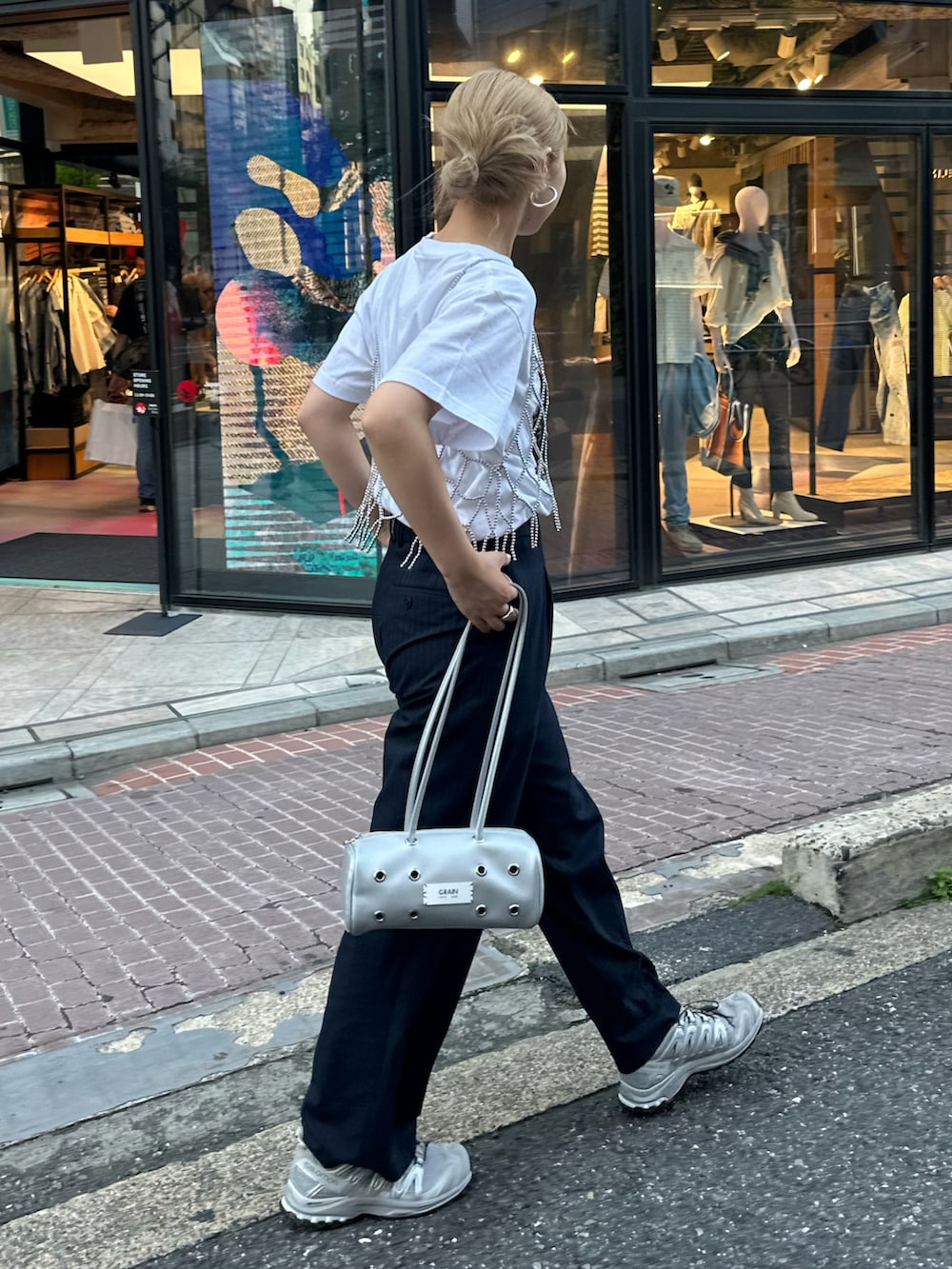 その他のTシャツ/カットソー、シルバー系のキャミソール、シルバー系のバッグを着用したレディースの春コーディネートの2枚目の写真