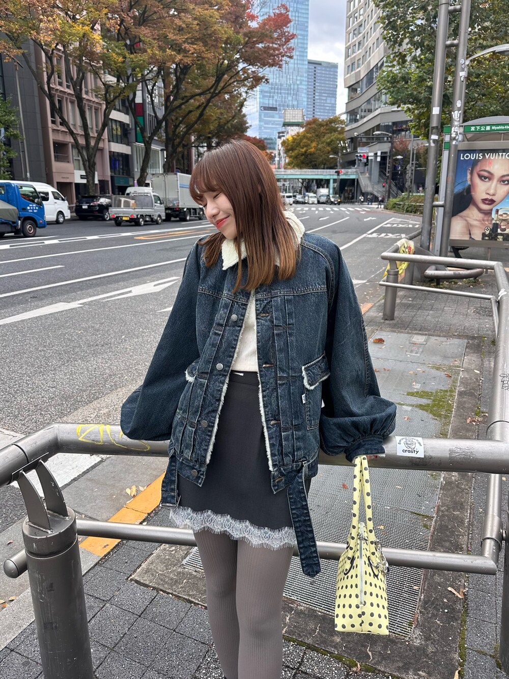 ブルー系のデニムジャケット、ホワイト系のTシャツ/カットソーを着用したレディースの秋コーディネートの2枚目の写真