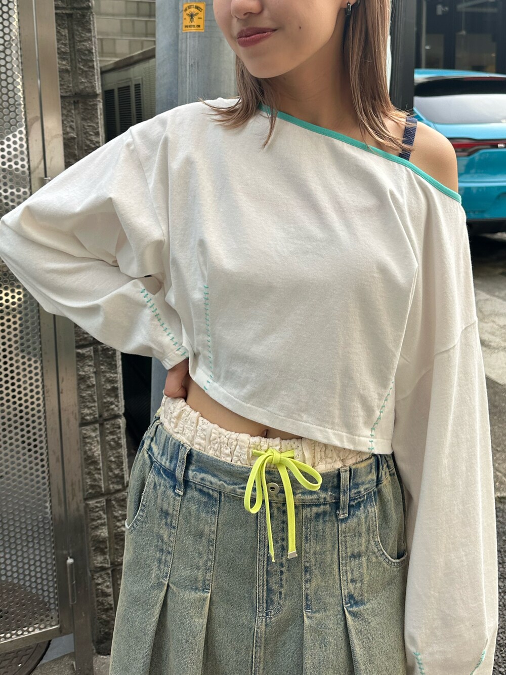 ホワイト系のTシャツ/カットソー、ホワイト系のその他パンツ、ブルー系のデニムスカートを着用したレディースの春コーディネートの4枚目の写真