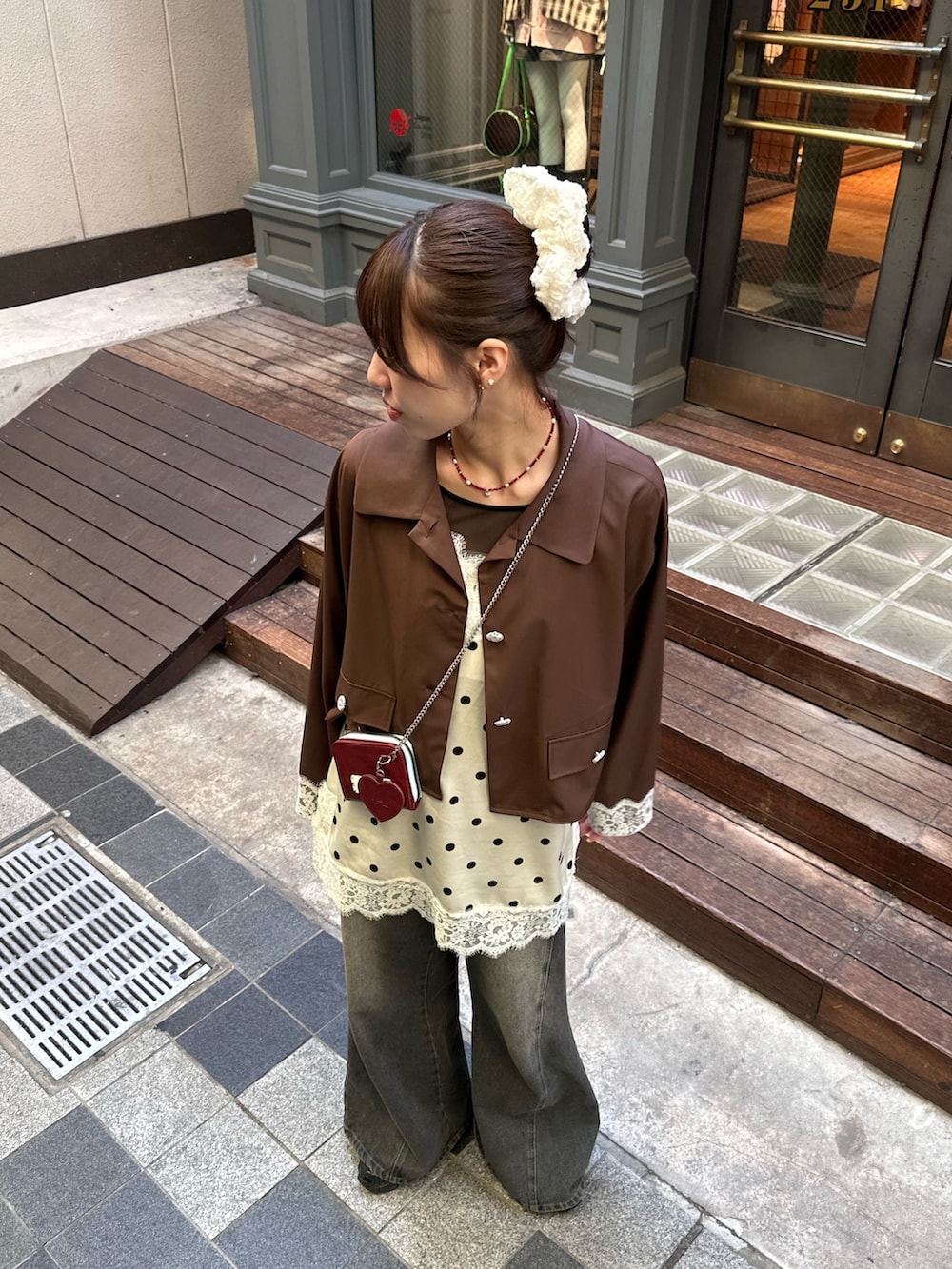 ブラウン系のシャツ/ブラウス、ブラック系のデニムパンツを着用したレディースの春コーディネートの2枚目の写真