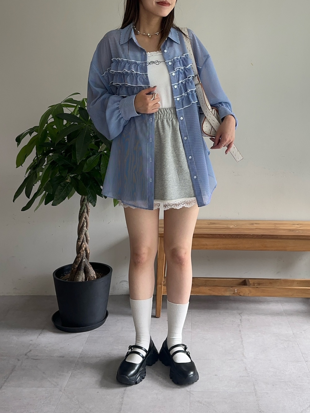 ブルー系のシャツ/ブラウス、ホワイト系のキャミソール、ブラック系のスニーカーを着用したレディースの夏コーディネートの2枚目の写真