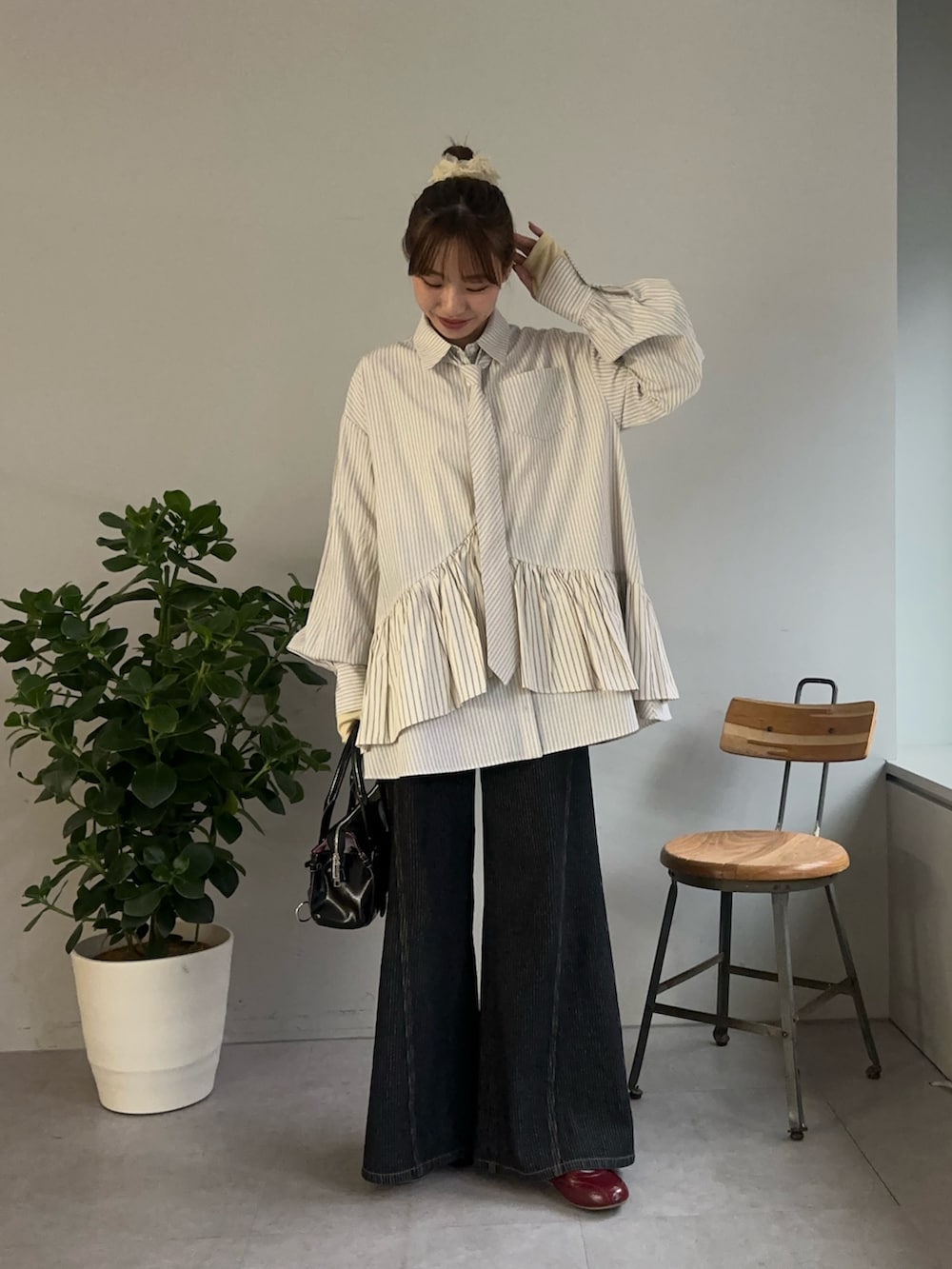 ベージュ系のシャツ/ブラウス、グレー系のデニムパンツを着用したレディースの冬コーディネートの2枚目の写真