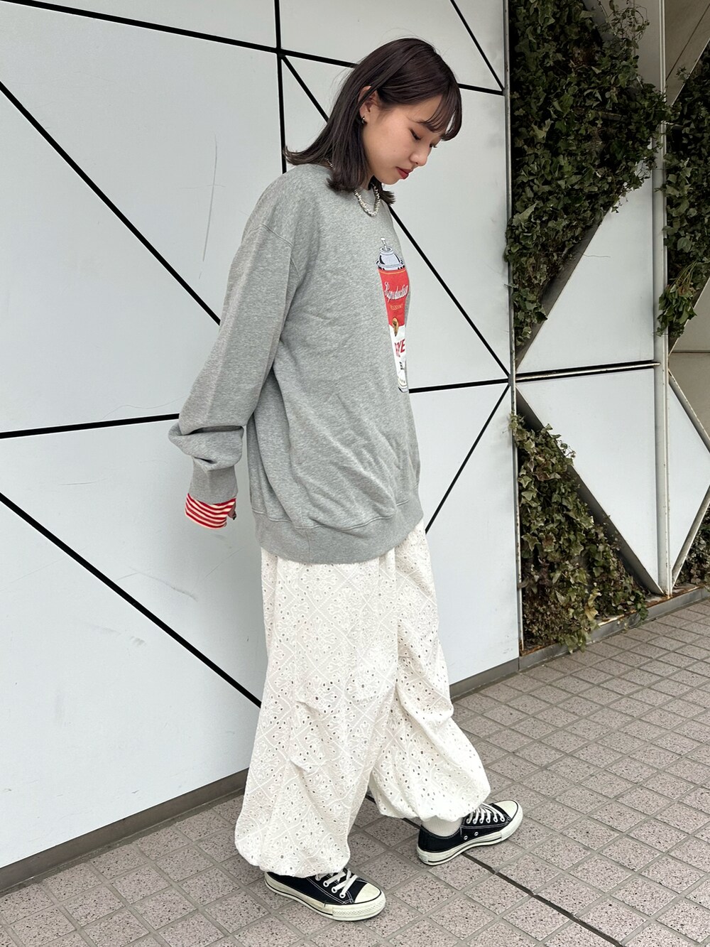 ホワイト系のその他パンツ、グレー系のスウェットを着用したレディースの冬コーディネートの2枚目の写真