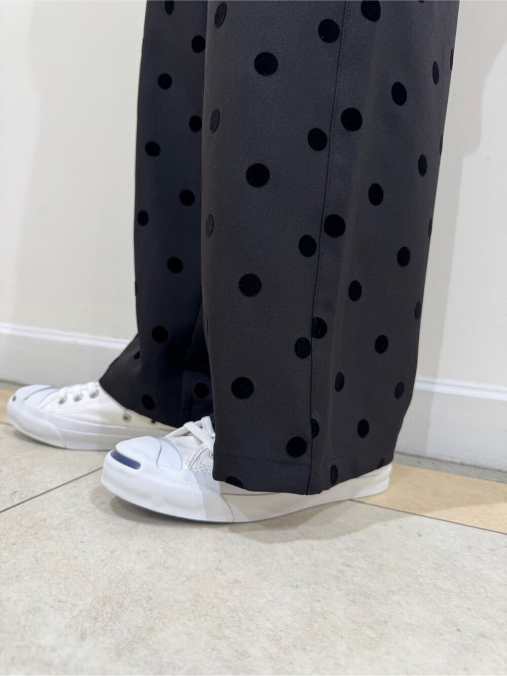イエロー系のシャツ/ブラウス、ブラック系のその他パンツ、ブルー系のキャップを着用したレディースの秋コーディネートの8枚目の写真