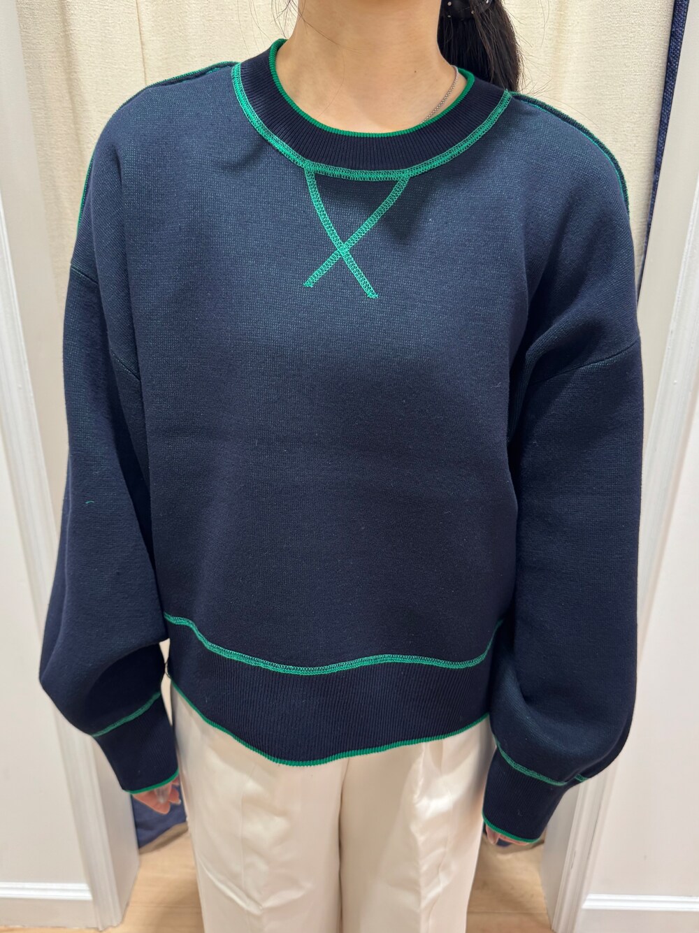 グリーン系のTシャツ/カットソー、ホワイト系のその他パンツ、ブラック系のパンプスを着用したレディースの秋コーディネートの6枚目の写真