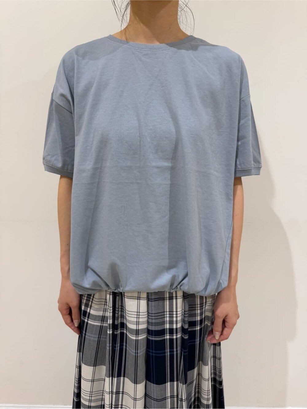 ブルー系のTシャツ/カットソー、ブルー系のスカート、イエロー系のトートバッグを着用したレディースの夏コーディネートの5枚目の写真