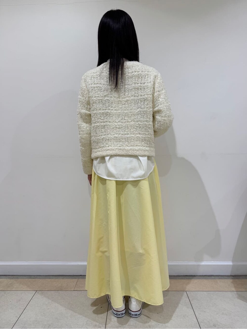 ホワイト系のカーディガン/ボレロ、ホワイト系のシャツ/ブラウス、イエロー系のスカートを着用したレディースの冬コーディネートの4枚目の写真