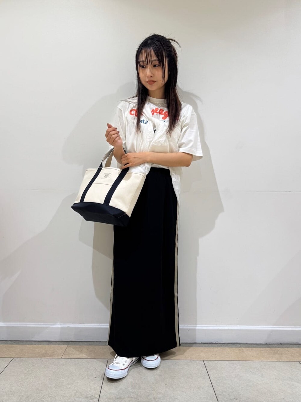 ホワイト系のTシャツ/カットソー、ホワイト系のシャツ/ブラウス、ブラック系のスカートを着用したレディースの夏コーディネートの2枚目の写真