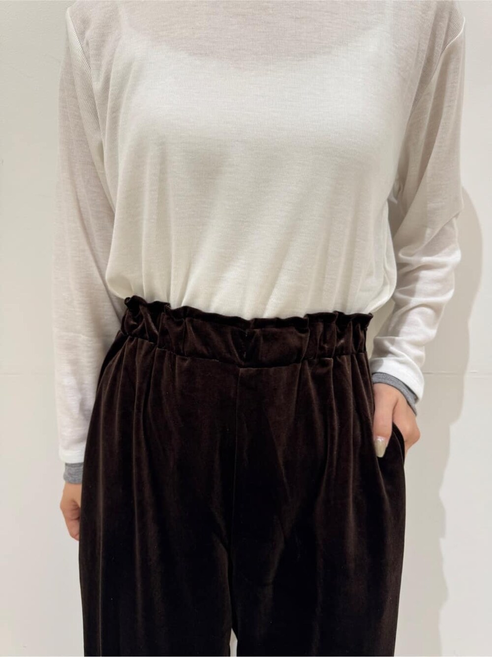 ホワイト系のTシャツ/カットソー、グレー系のベスト、ブラウン系のその他パンツを着用したレディースの秋コーディネートの7枚目の写真