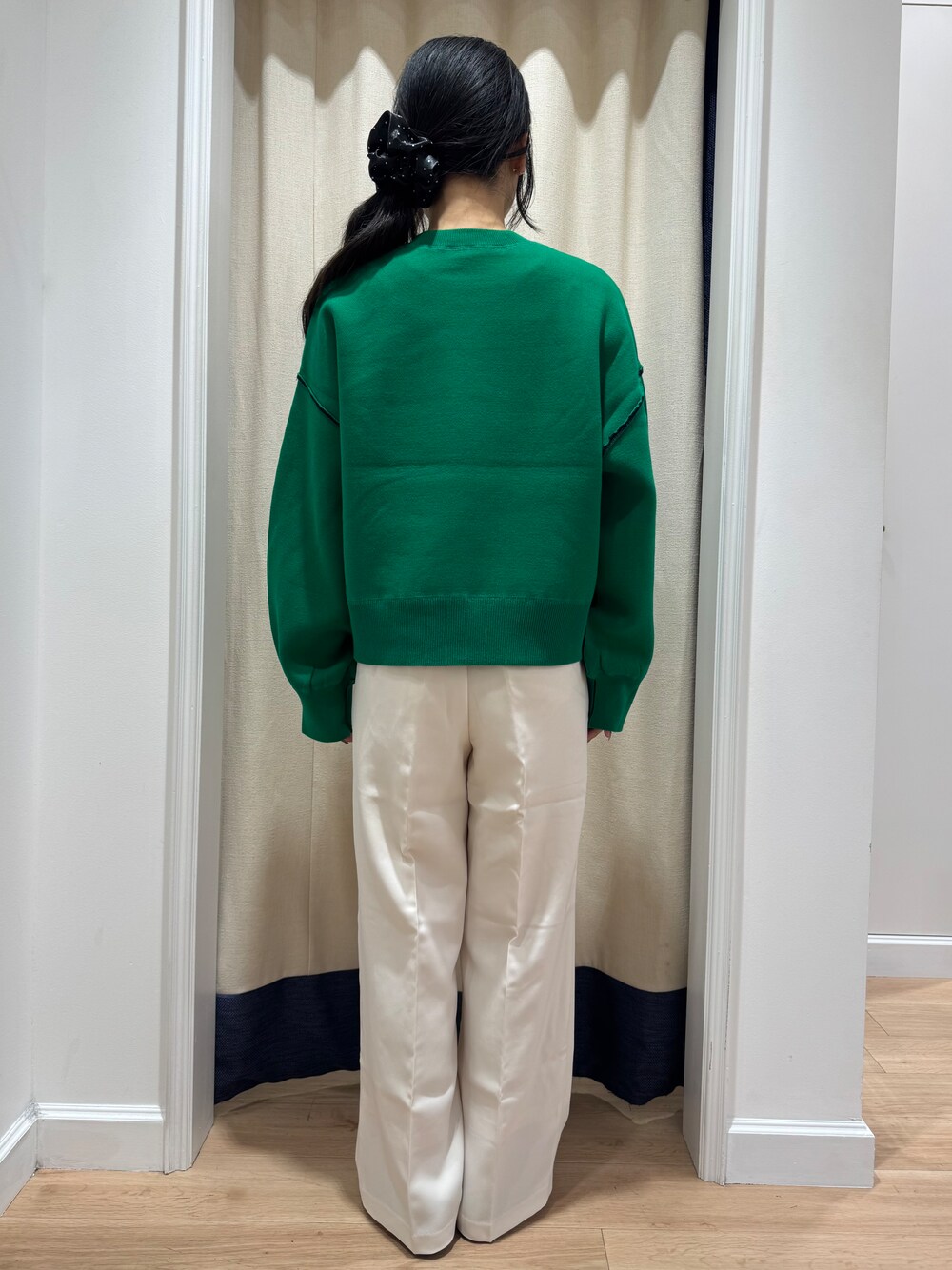 グリーン系のTシャツ/カットソー、ホワイト系のその他パンツ、ブラック系のパンプスを着用したレディースの秋コーディネートの4枚目の写真