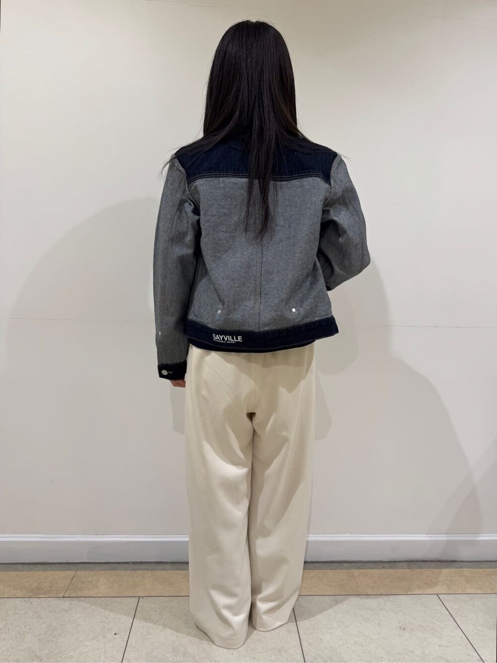 ブルー系のデニムジャケット、ブルー系のニット/セーター、ホワイト系のその他パンツを着用したレディースの冬コーディネートの4枚目の写真
