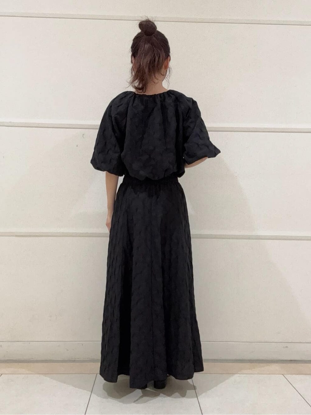 ブラック系のシャツ/ブラウス、ブラック系のスカート、ブラック系のサンダルを着用したレディースの夏コーディネートの4枚目の写真