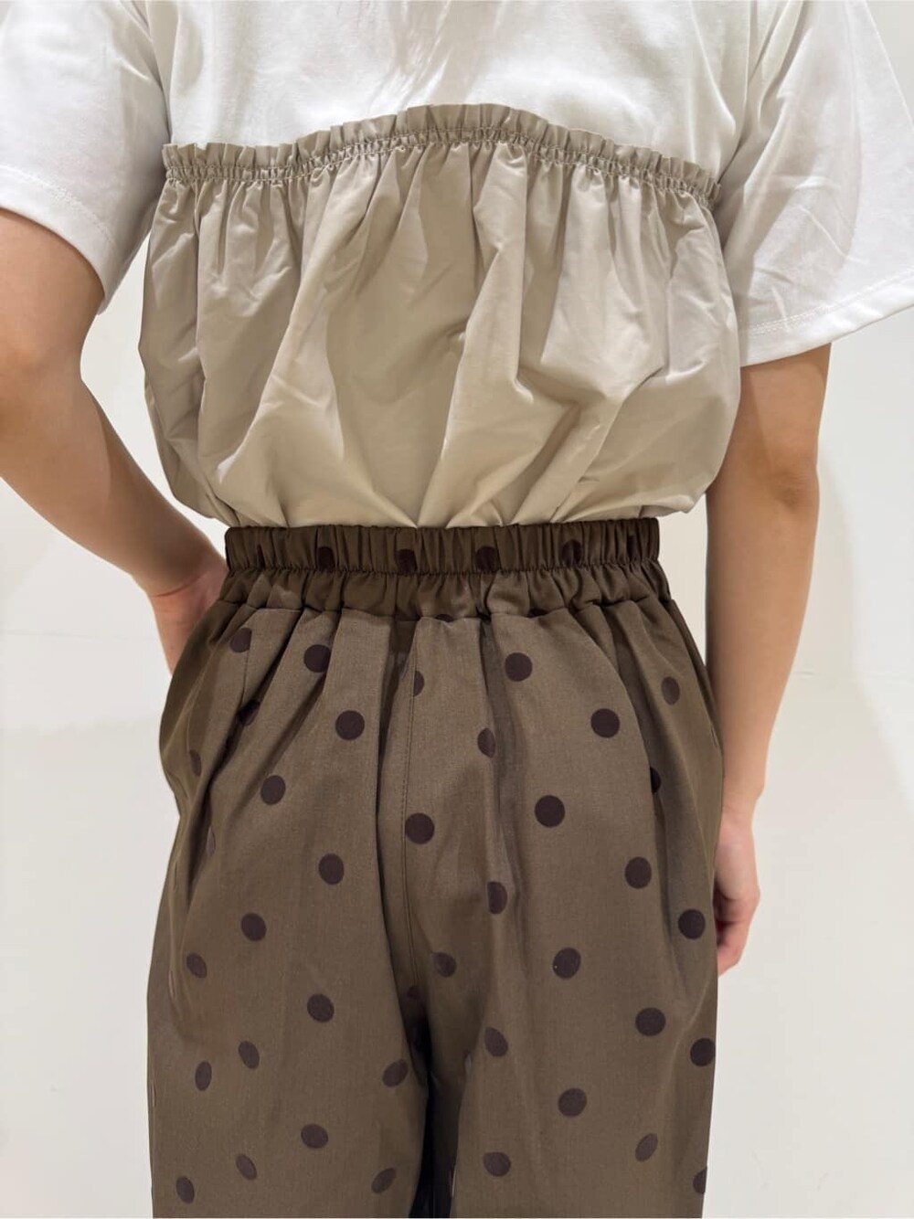 ホワイト系のTシャツ/カットソー、ブラウン系のその他パンツを着用したレディースの秋コーディネートの8枚目の写真