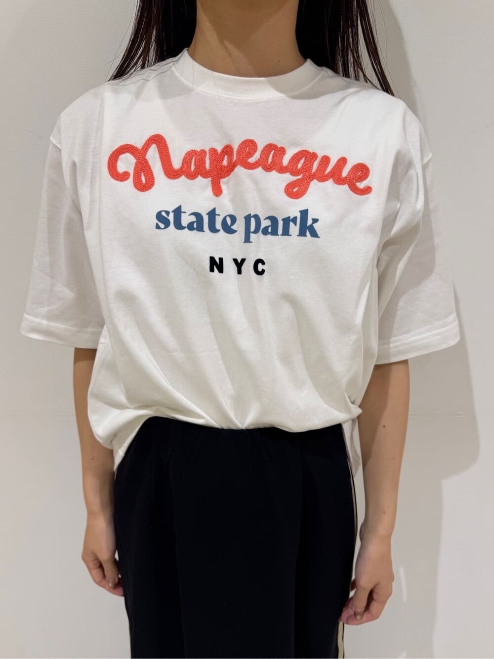 ホワイト系のTシャツ/カットソー、ホワイト系のシャツ/ブラウス、ブラック系のスカートを着用したレディースの夏コーディネートの5枚目の写真