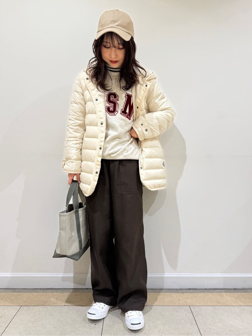 ベージュ系のスウェット、ベージュ系のキャップを着用したレディースの冬コーディネートの2枚目の写真