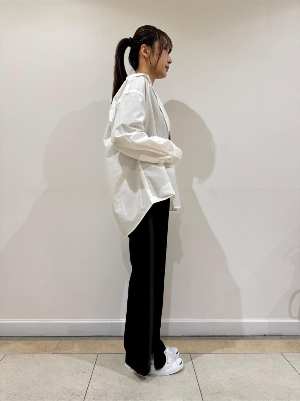 ブラウン系のTシャツ/カットソー、ホワイト系のシャツ/ブラウス、ブラック系のその他パンツを着用したレディースの秋コーディネートの3枚目の写真
