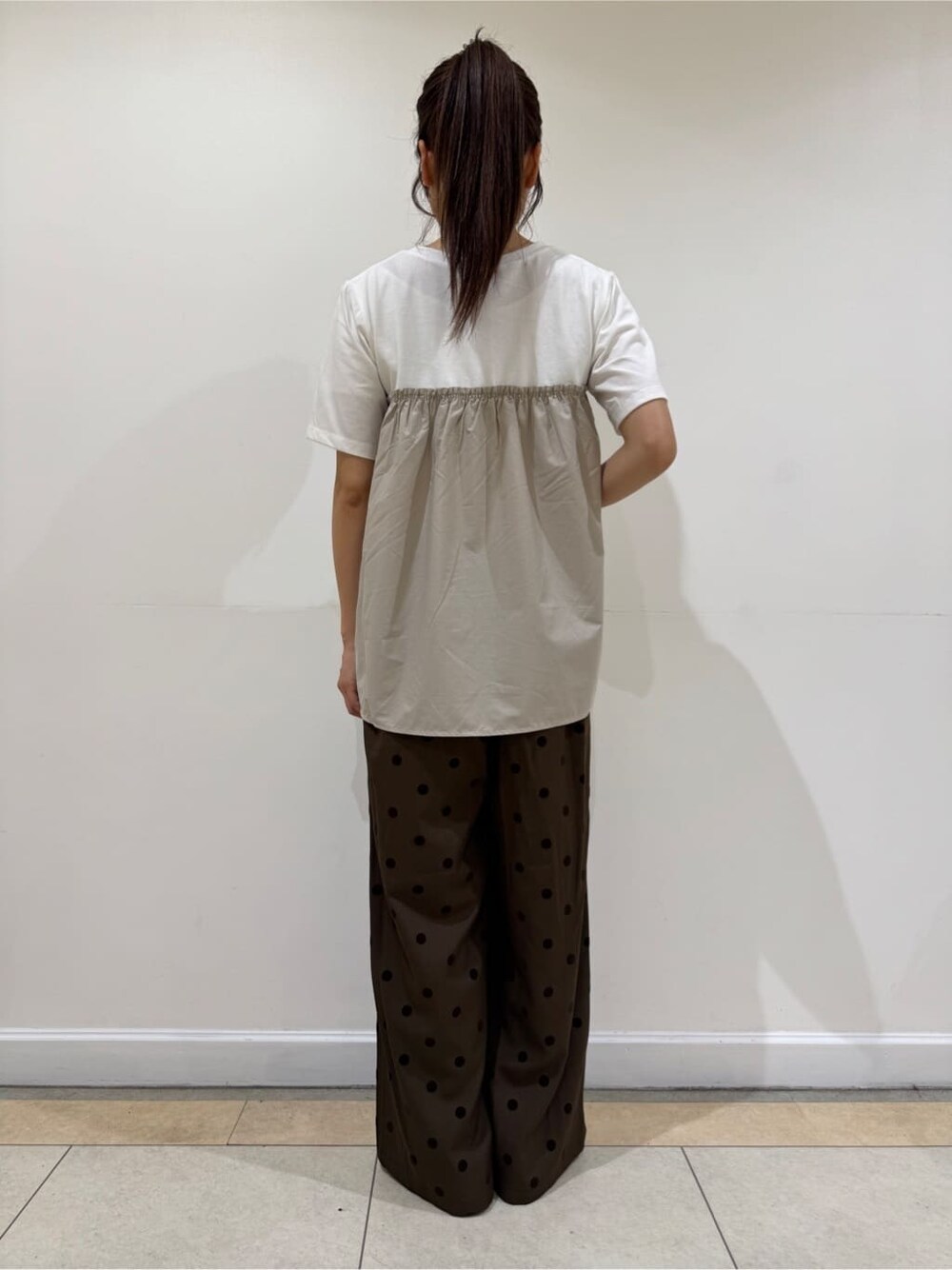 ホワイト系のTシャツ/カットソー、ブラウン系のその他パンツを着用したレディースの秋コーディネートの4枚目の写真