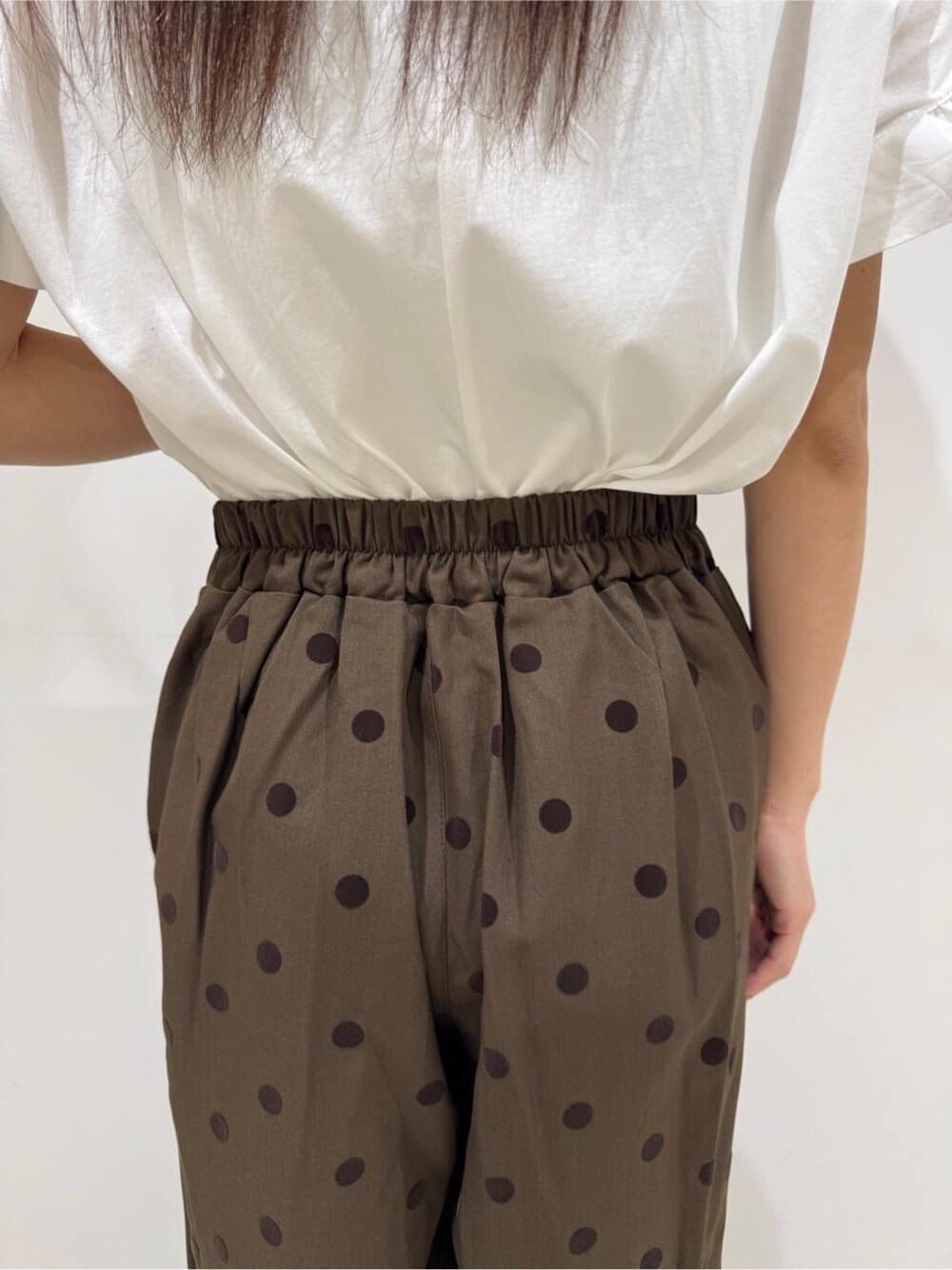 ホワイト系のTシャツ/カットソー、ブラウン系のその他パンツ、シルバー系のサンダルを着用したレディースの夏コーディネートの7枚目の写真