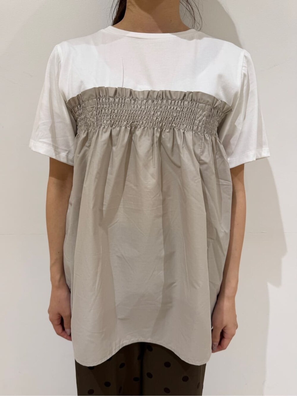 ホワイト系のTシャツ/カットソー、ブラウン系のその他パンツを着用したレディースの秋コーディネートの5枚目の写真