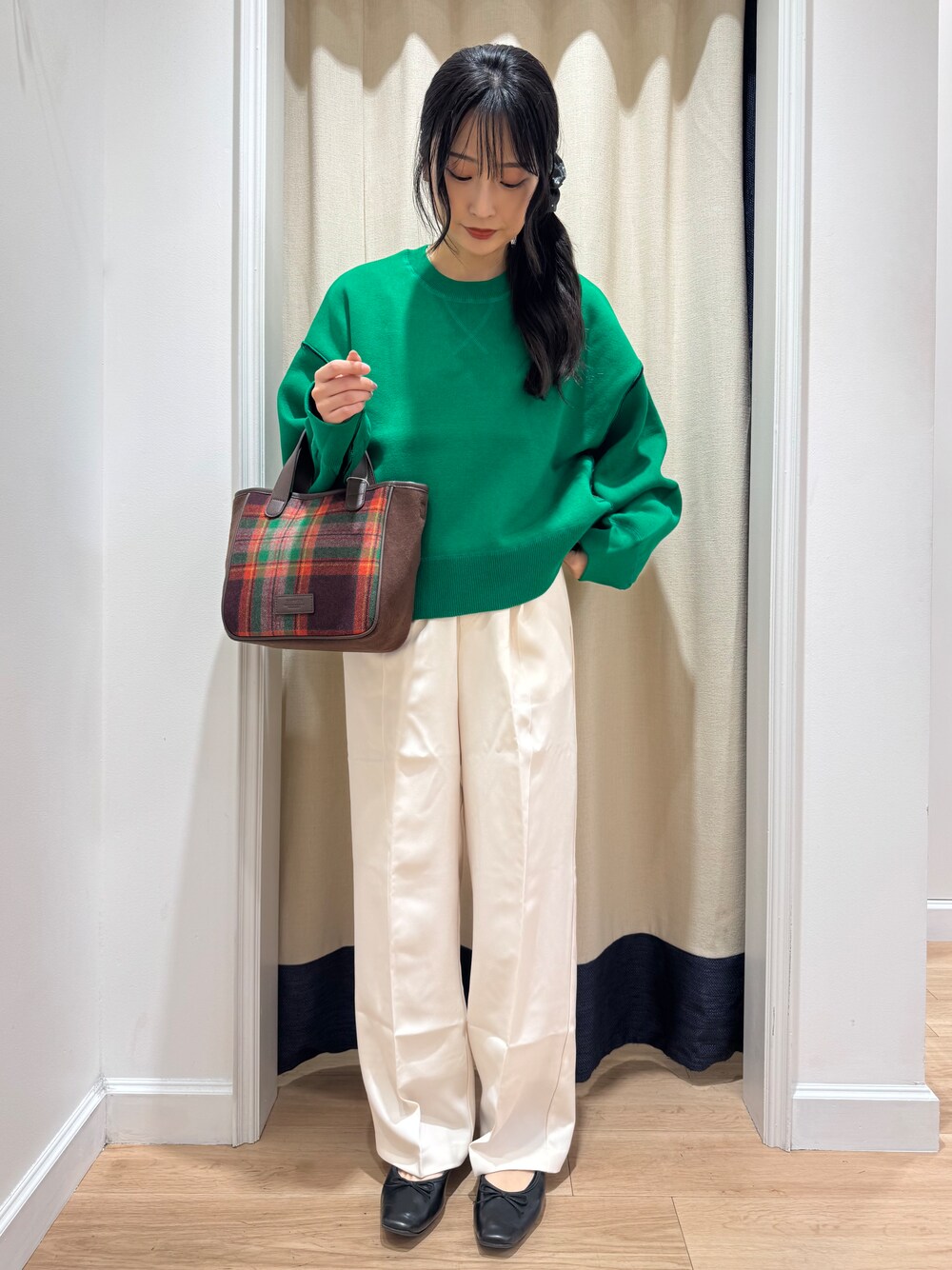 グリーン系のTシャツ/カットソー、ホワイト系のその他パンツ、ブラック系のパンプスを着用したレディースの秋コーディネートの2枚目の写真