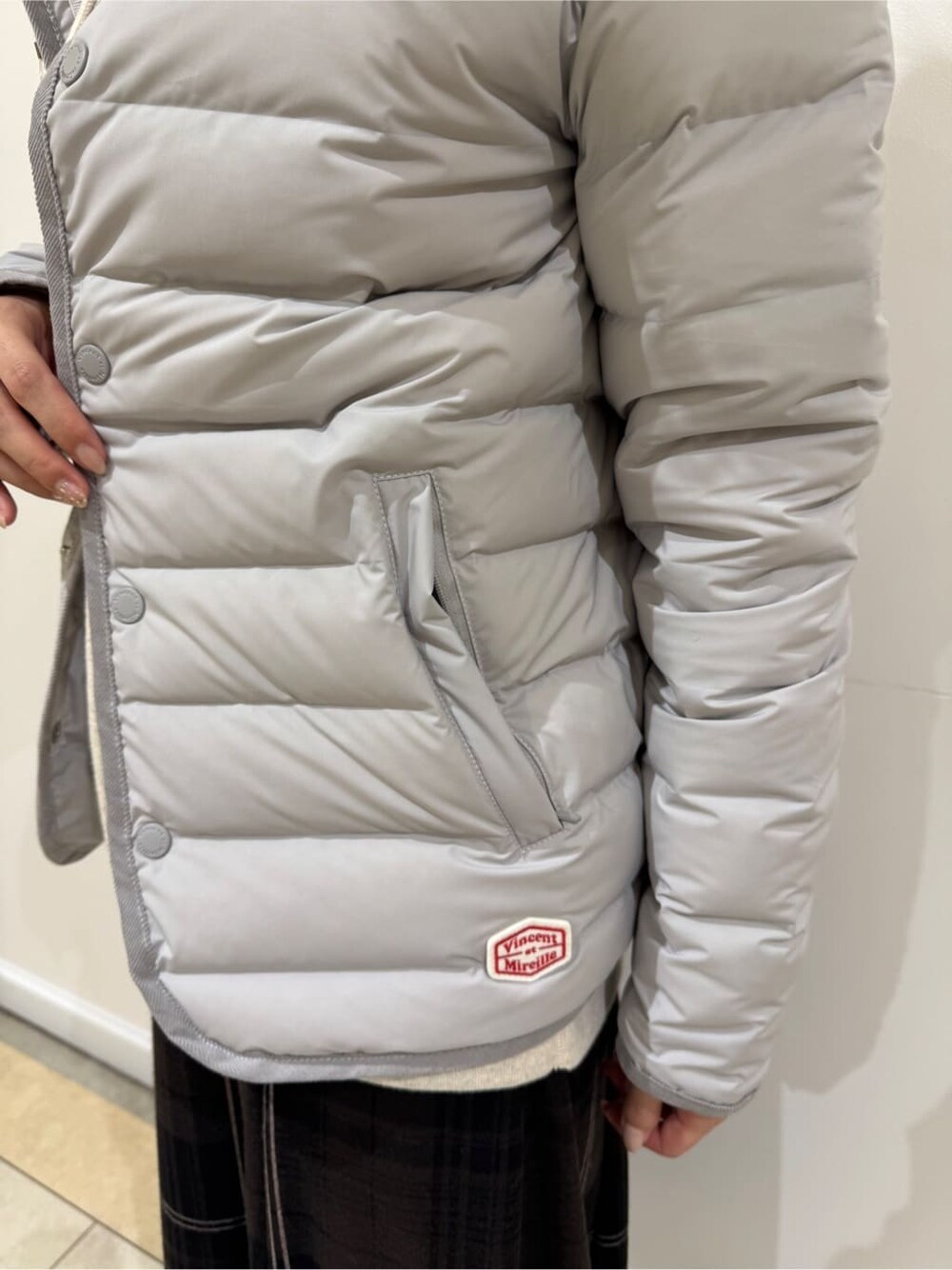 ベージュ系のスウェット、グレー系のトートバッグを着用したレディースの冬コーディネートの5枚目の写真