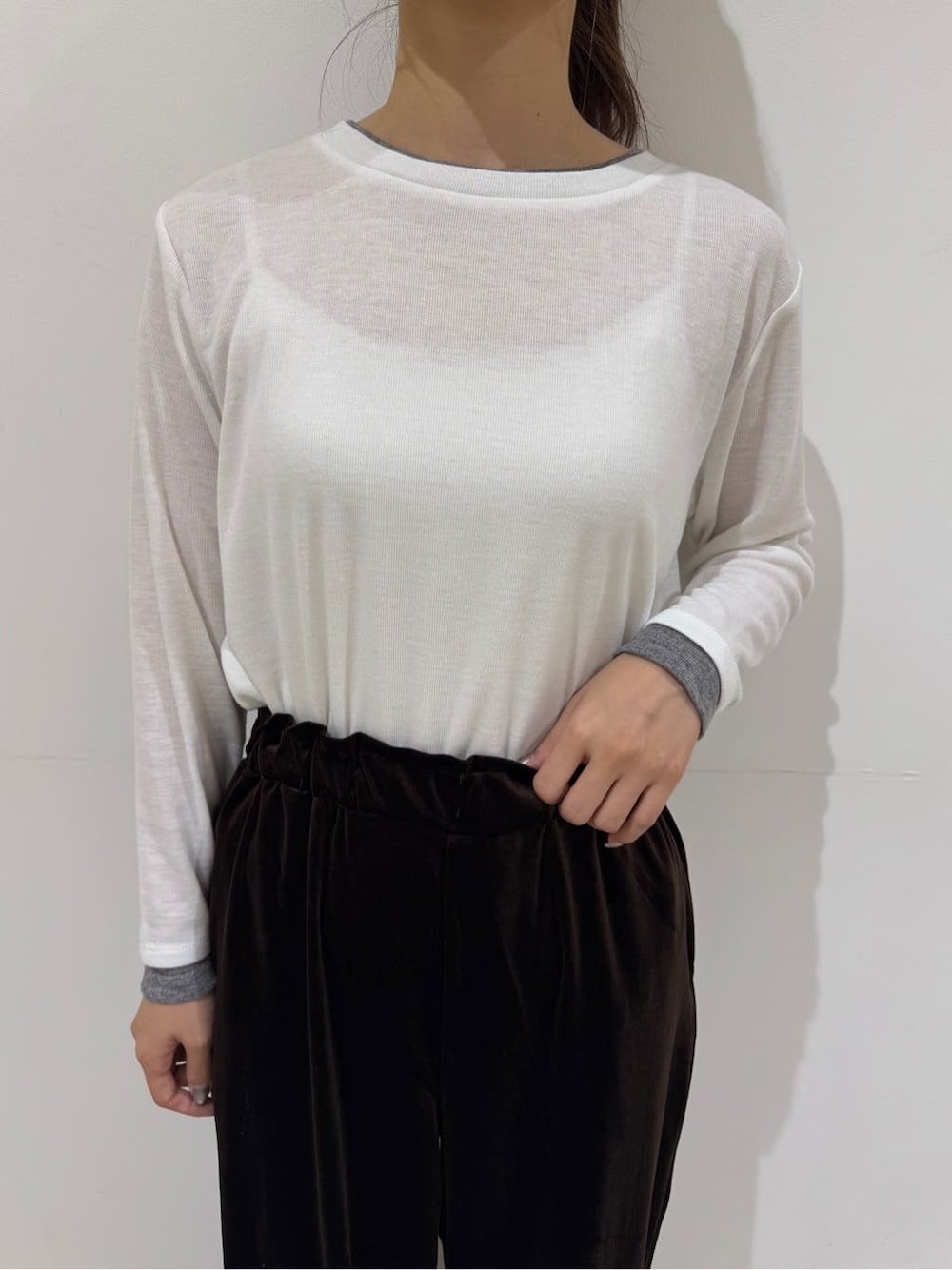 ホワイト系のTシャツ/カットソー、グレー系のベスト、ブラウン系のその他パンツを着用したレディースの秋コーディネートの6枚目の写真