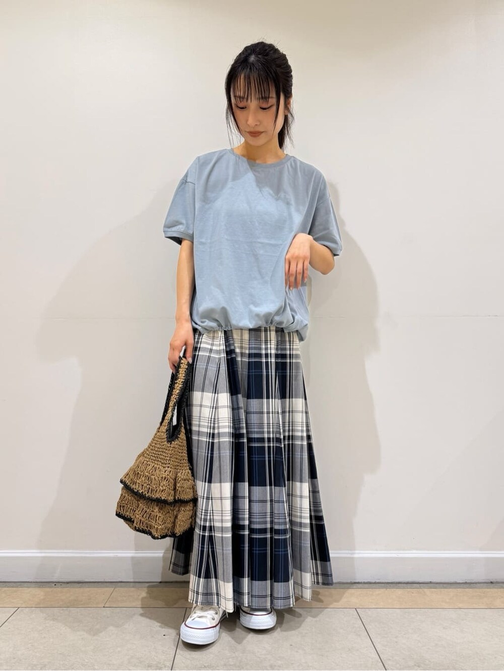 ブルー系のTシャツ/カットソー、ブルー系のスカート、イエロー系のトートバッグを着用したレディースの夏コーディネートの2枚目の写真