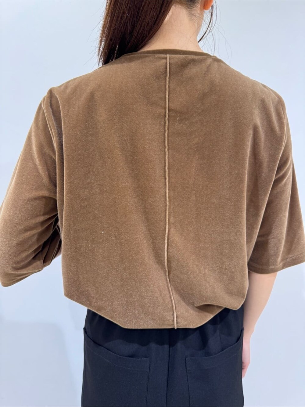 ブラウン系のTシャツ/カットソー、ホワイト系のシャツ/ブラウス、ブラック系のその他パンツを着用したレディースの秋コーディネートの6枚目の写真