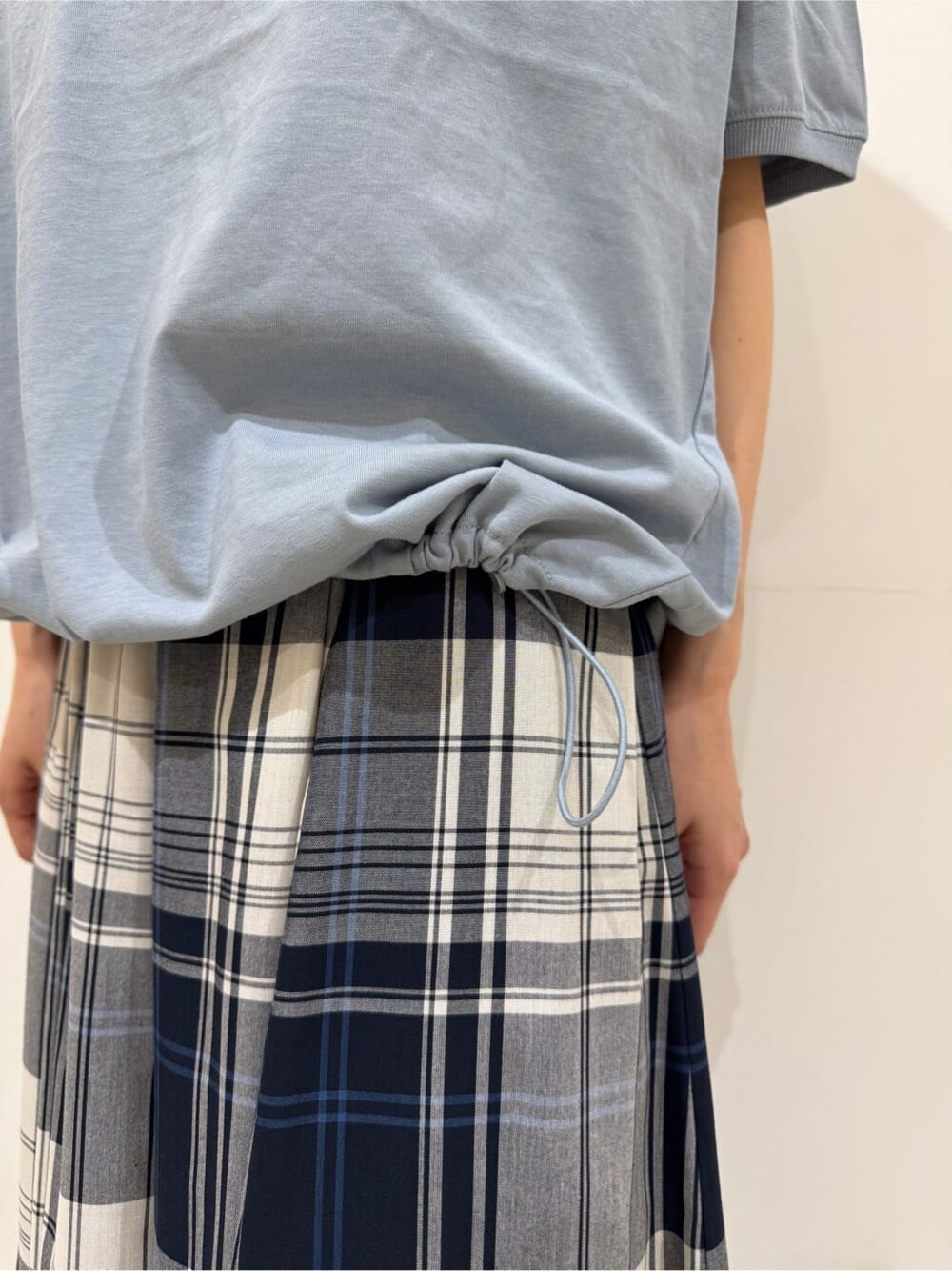 ブルー系のTシャツ/カットソー、ブルー系のスカート、イエロー系のトートバッグを着用したレディースの夏コーディネートの6枚目の写真