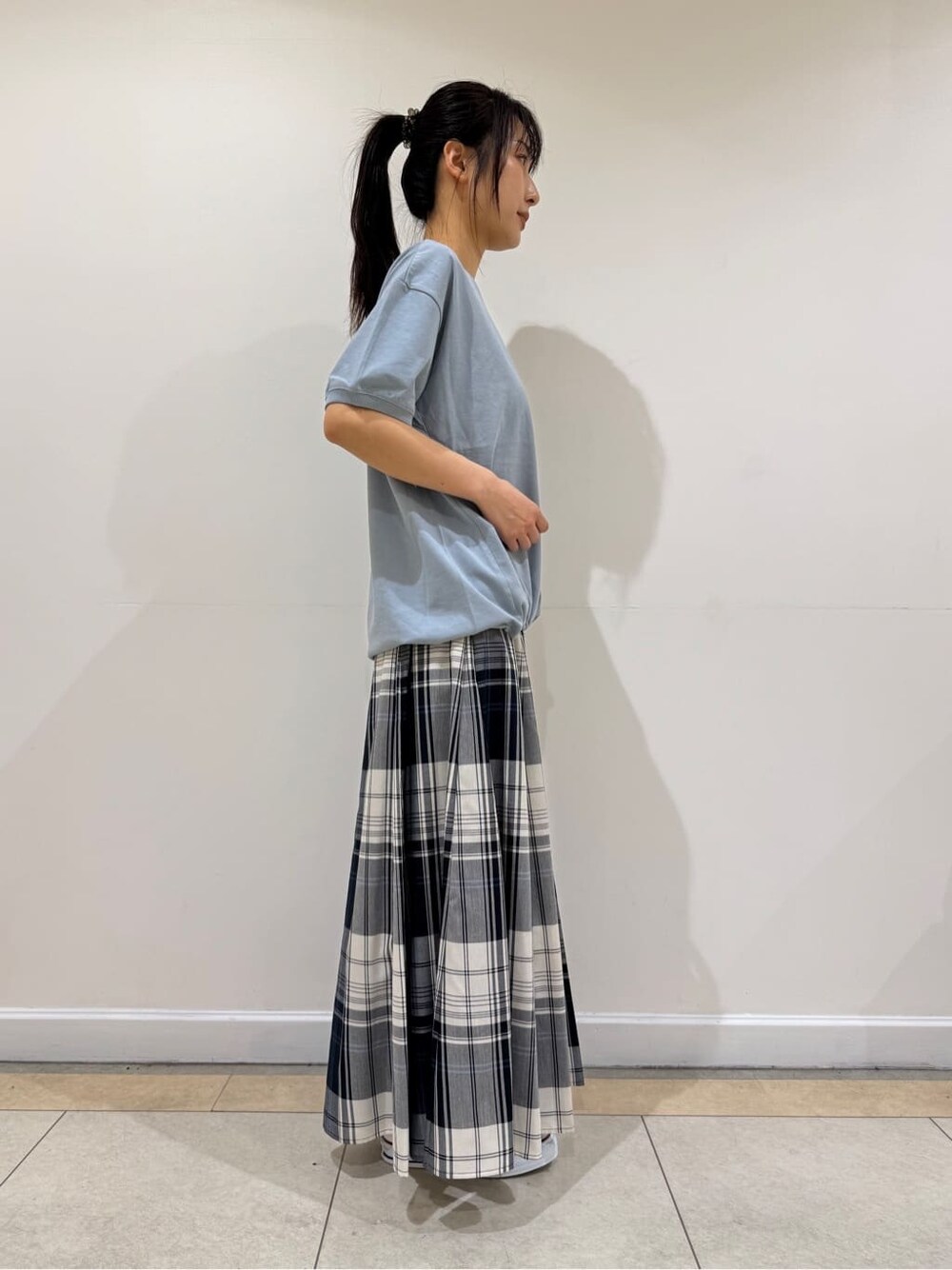 ブルー系のTシャツ/カットソー、ブルー系のスカート、イエロー系のトートバッグを着用したレディースの夏コーディネートの3枚目の写真